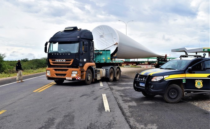 VÍDEO: PRF garante segurança viária na escolta de pás eólicas na Bahia