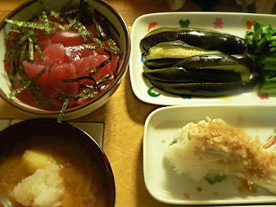 夕食の献立　鉄火丼　カブの葉とナスの浅漬け　豚汁　エノキおろし