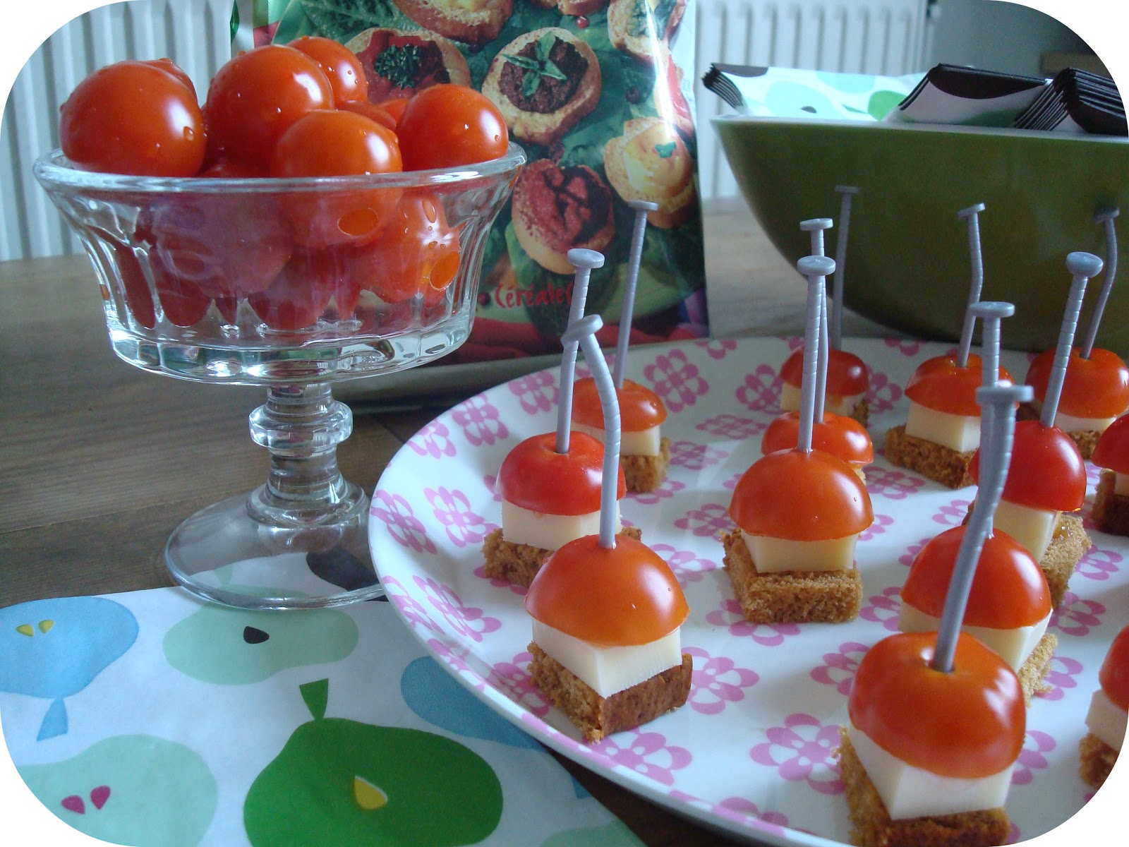 *Tadaam !: Idée apéro #2 : tomate cerise/comté/pain d'épice *Tadaam !: Idée apéro #2 : tomate cerise/comté/pain d'épice