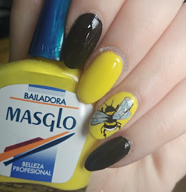 Nail art de abejorro en colores amarillo y negro con esmalte de Essence y Masglo. 