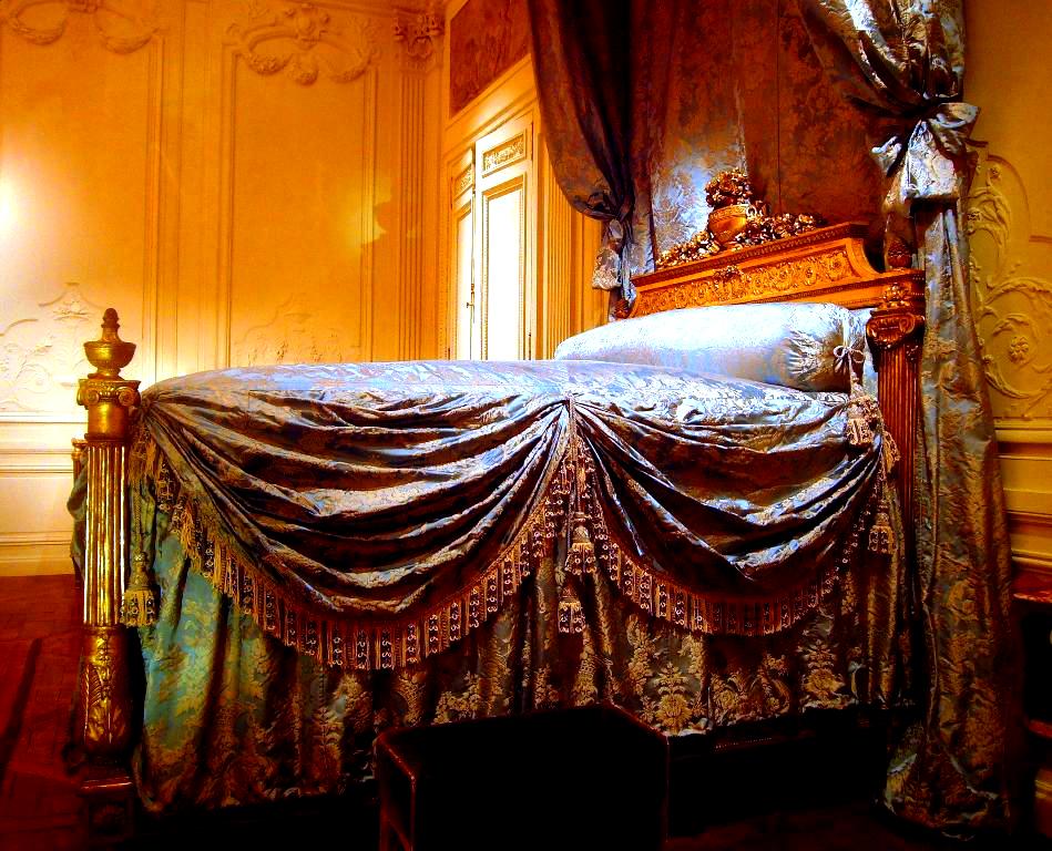 кровать франция 18 век. ганс христиан андерсен принцесса на горошине. королевский будуар лувр. принцесса на горошине: сказки. андерсен принцесса на горошине.