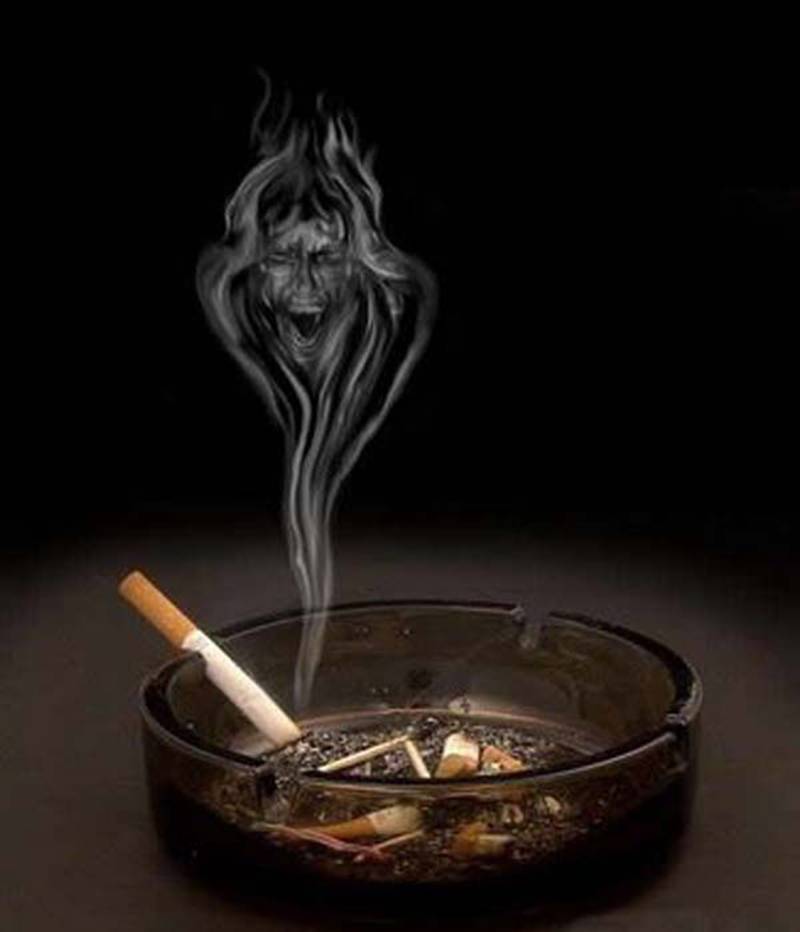 Не потушит боль сигаретный дым дорогой коньяк. Пепельница с сигаретой и дымом. Пепел сигареты. Дымящаяся сигара в пепельнице. Пепельница с сигаретой.