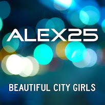 ALEX25 - Beautiful City Girls (EP) Imagen nocturna desenfocada donde se aprecian luces en forma de circulos de varios colores azules y verdes