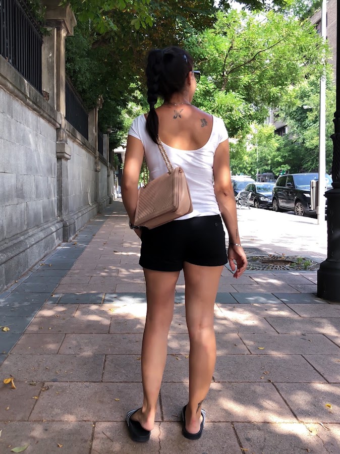 SUMMER OUTFIT, LOOK Camiseta básica blanca y pantalones cortos chinos con chanclas deportivas