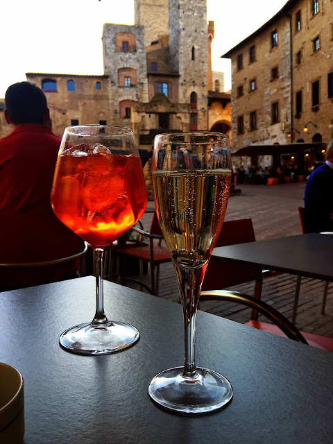 prosecco-piazza-cisterna-san-gimignano