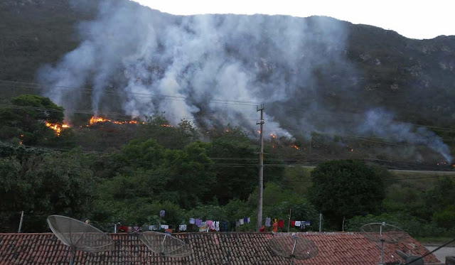 Incêndio atinge serra às margens da BR-324, em Jacobina