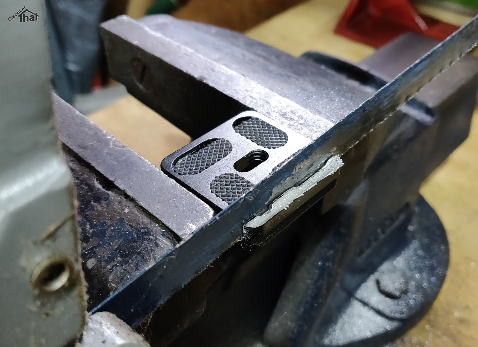 DiscoverThat Journal Tripod mount plate for the M50