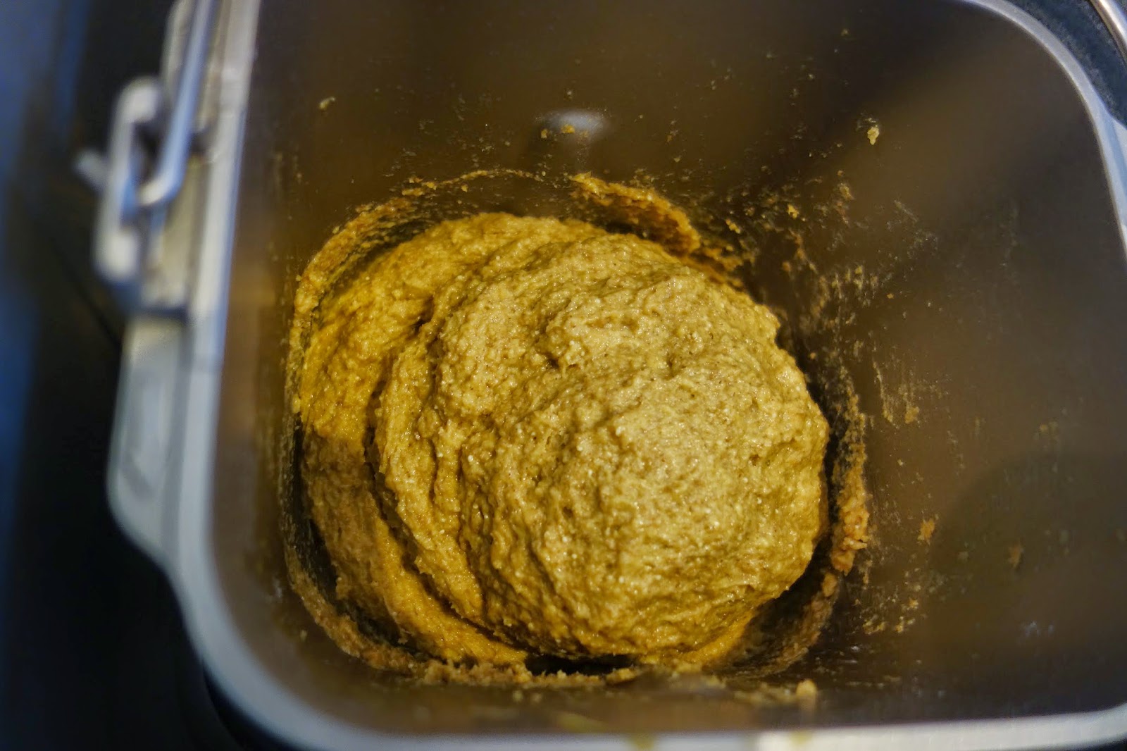 家庭用パン焼き器　HB　で作った低糖質パン　糖質制限ダイエットにどうぞ　　ホームベーカリー（パナソニックSD-BH105　HB）で焼きました　低糖質　糖質制限　ダイエット　メニュー　作り方　レシピ　　パン焼き機　全粒粉　低糖類　ラカント　パルスウィート　バイタミックス　ミキサー　乾燥大豆　大豆粉　卵　たまご　　砂糖を使わない　簡単　グルテン　少な目 ふすま　衾　ブラン　ラカンカット　バター