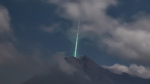 Meteor jatuh di kawah gunung merapi viral di media sosial