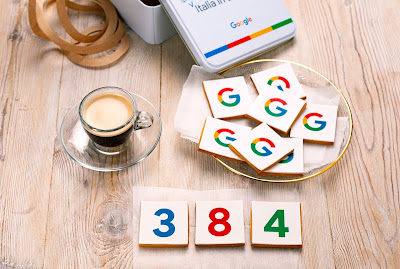 Immagine di biscotti con il logo di Google su un tavolo.