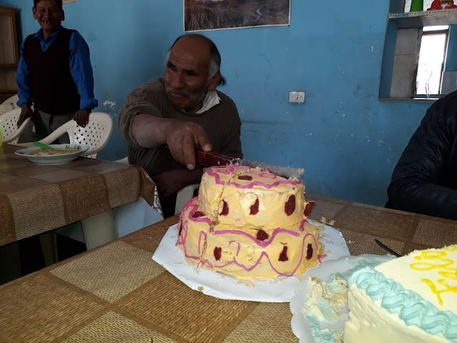 Aus dem benachbarten Dorf Río Mojón brachte der Katechet noch eine Torte. Und nicht genug. Bei dem mit 80 Teilnehmern gut besuchten Dankgottesdienst überreichte mir der Ortsvorsteher noch eine dritte Torte, die wir dann mit den Ministrantinnen und den Grundschülern genießen durften.