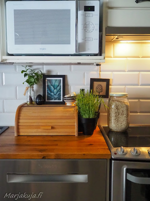 keittiö, keittiöremontti stala allas musta allas rustiikki puinen leipälaatikko