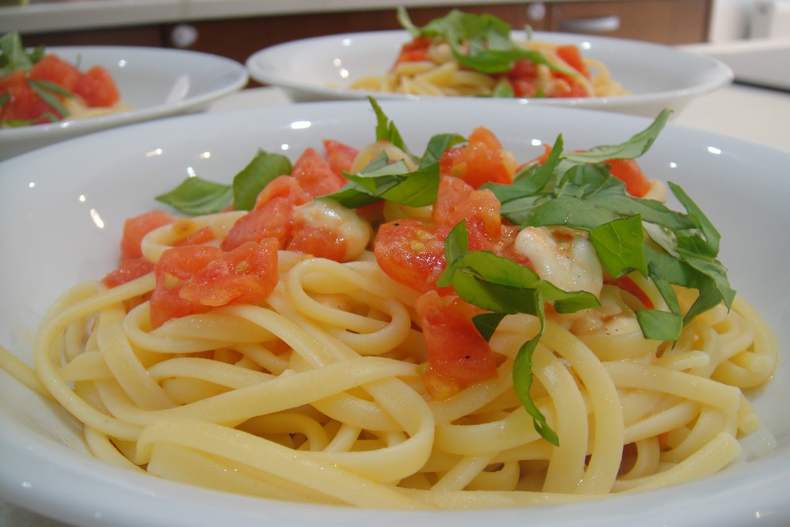 Sara's Kitchen Linguine with Fresh Tomato and Mozzarella Sauce