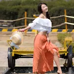 Park Hyun Sun – Orange Skirt Foto 10