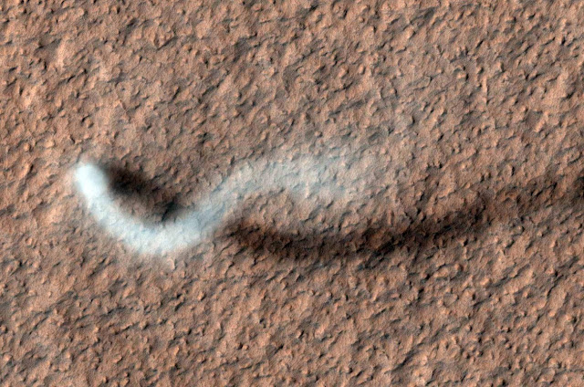 Вихрь пыли на Марсе, сфотографированный с Mars Reconnaissance Orbiter. Аналогичное явление существует и на Земле.
