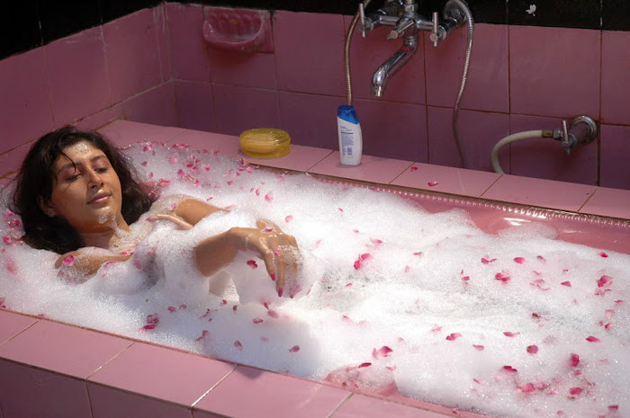 sakshi movie in bathtub latest photos
