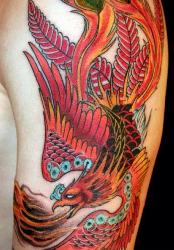 tatuaje de Ave Fenix En Mujer