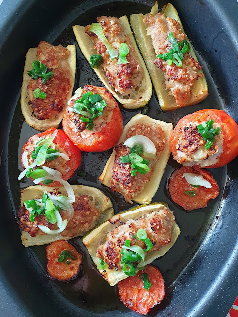 Tomates et courgettes farcies à la viande et flocons d'avoine;Tomates et courgettes farcies à la viande et flocons d'avoine