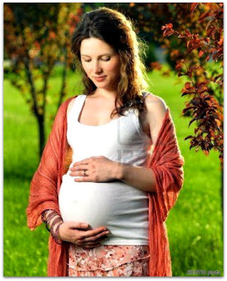 очаровательная беременная девушка на прогулке