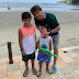 Bolsonaro posta foto forçando criança a sorrir