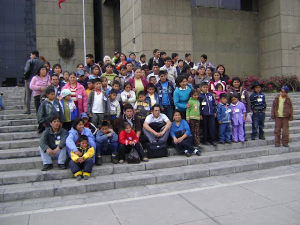 Alumnos y Profesores del Colegio VIC de Huayán - Feria de Valores (Octubre 2009)