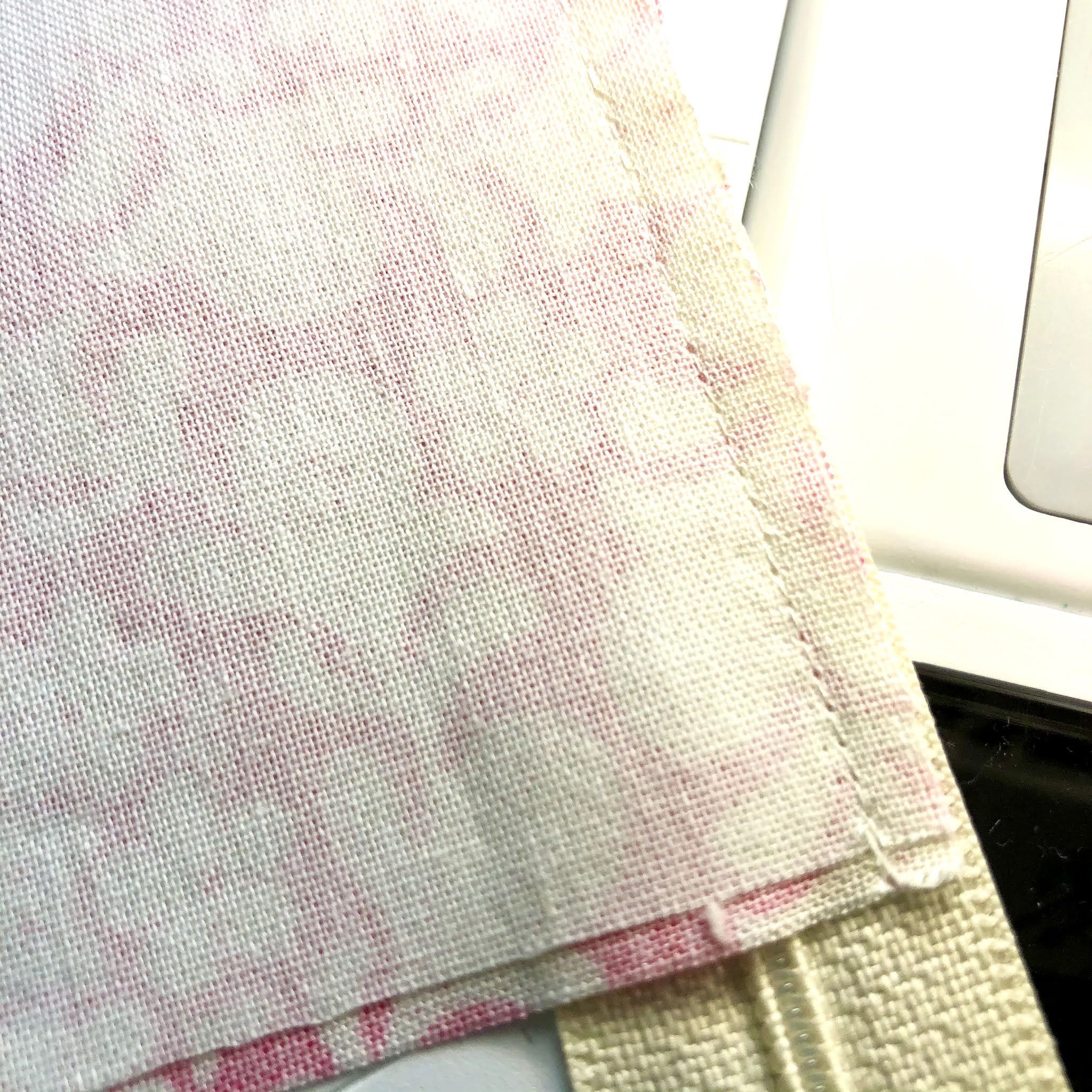 Miss Andrea Quilts Tutorial Pillow with Lapped Zipper Closure and Machine Binding