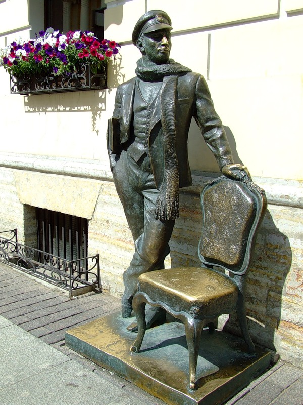 золотая вещичка остапа бендера. золотая вещичка остапа бендера. бронзовая статуэтка. провал памятник бендеру статуэтка. остап бендер.