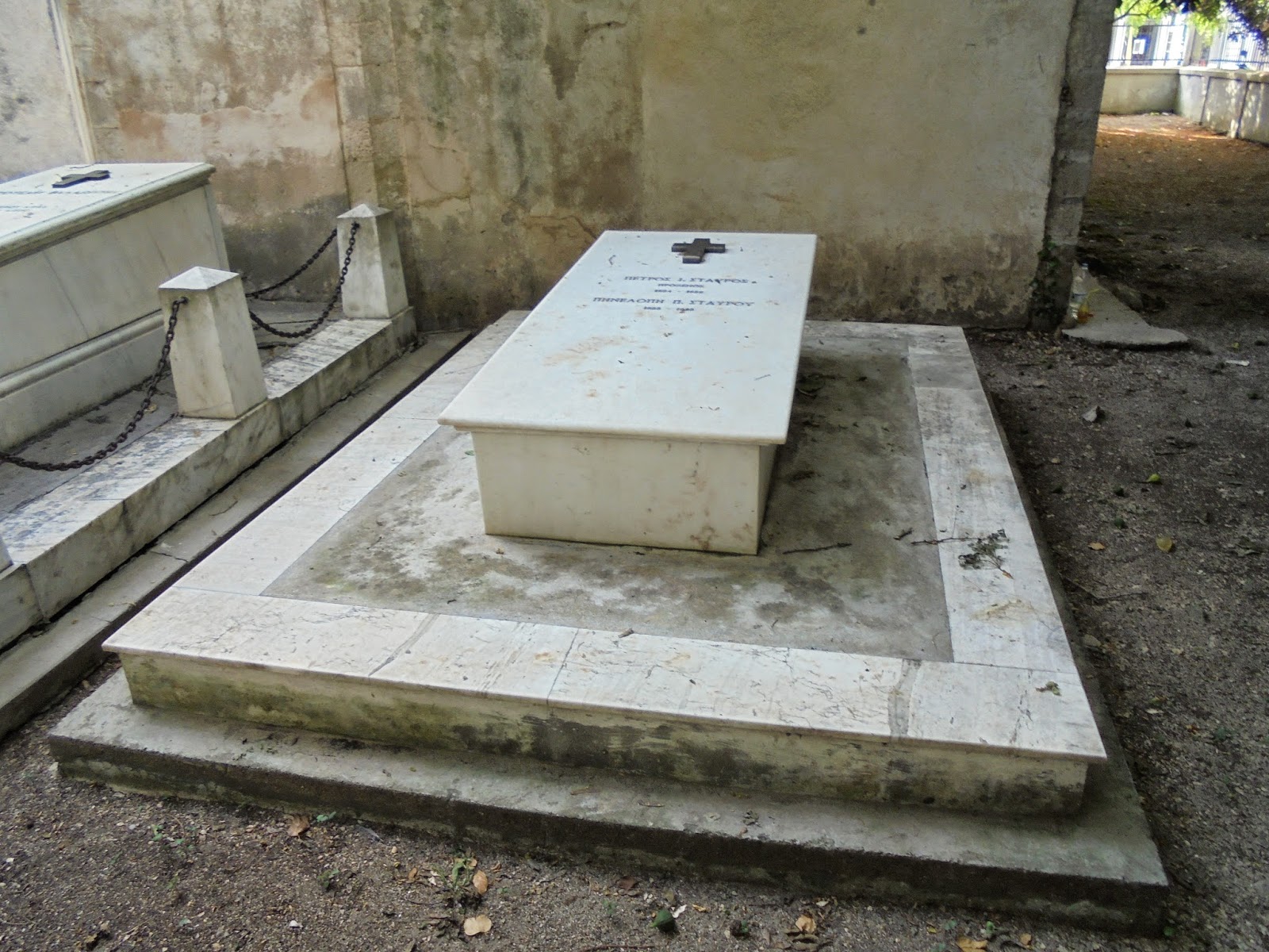 το ταφικό μνημείο του οίκου Σταύρου στο ναό του Παντοκράτορα Λευκάδας