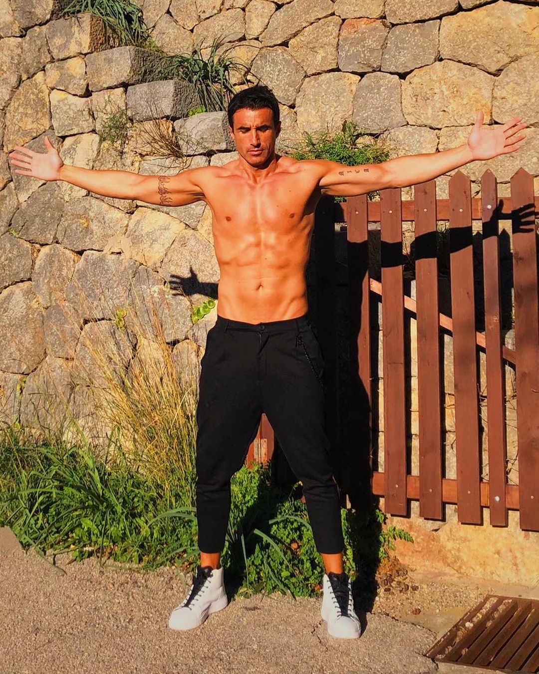 ▷ Paquete de Hugo Sierra sin camiseta - Paquetissimo