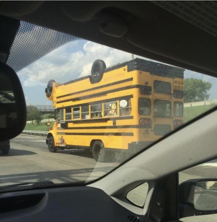 Gelber Schulbus doppelt auf Autobahn