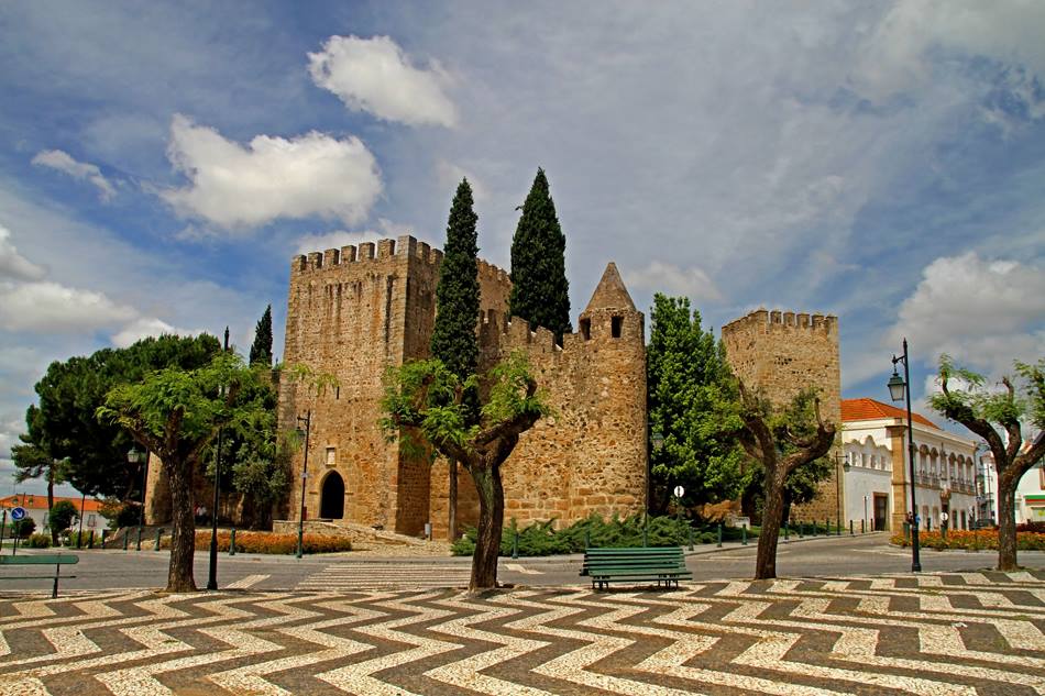 Bússola do Tempo: Castelo de Alter do Chão e a Lenda da Maria "Roussada"