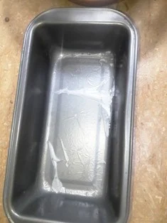 grease-and-line-the-baking-cake-pan