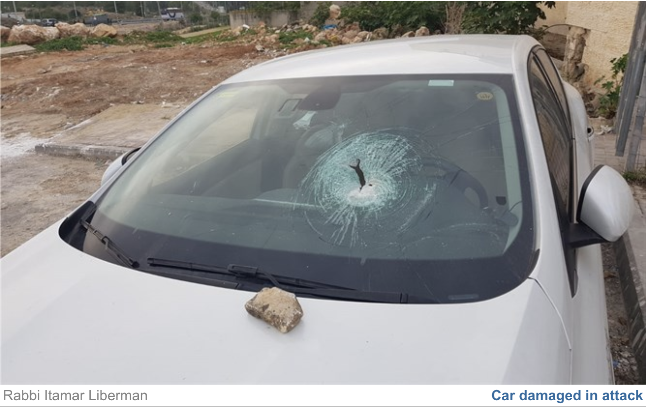 Разбили машину камнем. Разбитое стекло автомобиля. Разбитое лобовое стекло. Камень разбил лобовое стекло. Камень в лобовое стекло.
