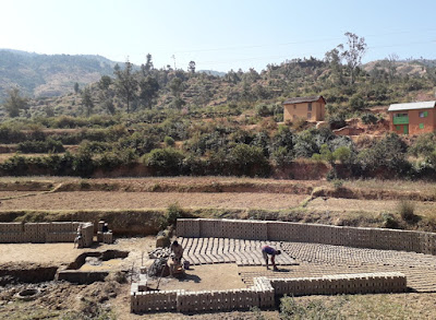 fabrica-ladrillos-junto-a-arrozales-y-al-lado-de-la-carretera-en-madagascar