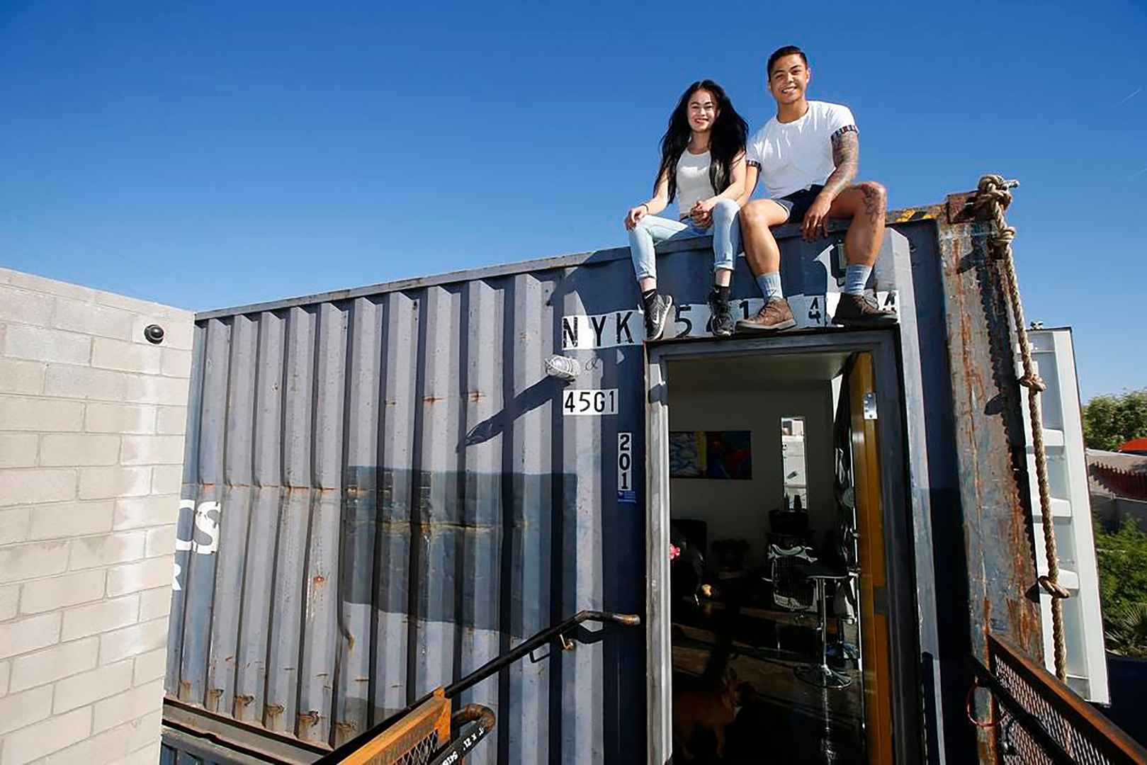 контейнер на лодке. контейнер на лодке. в контейнере с ребенком в океане. в контейнере с ребенком в океане. в контейнере с ребенком в океане.