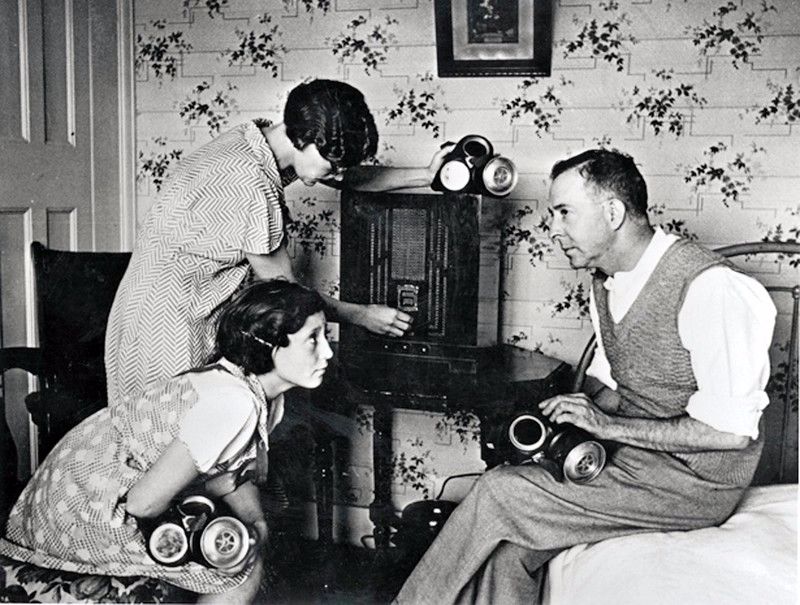 Before Television 37 Interesting Photos Of People With Their Radios 