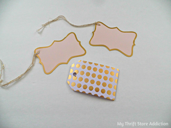 The 15 Minute Fix: Repurposed Gift Tag Place Cards mythriftstoreaddiction.blogspot Create place cards from bargain gift tags!