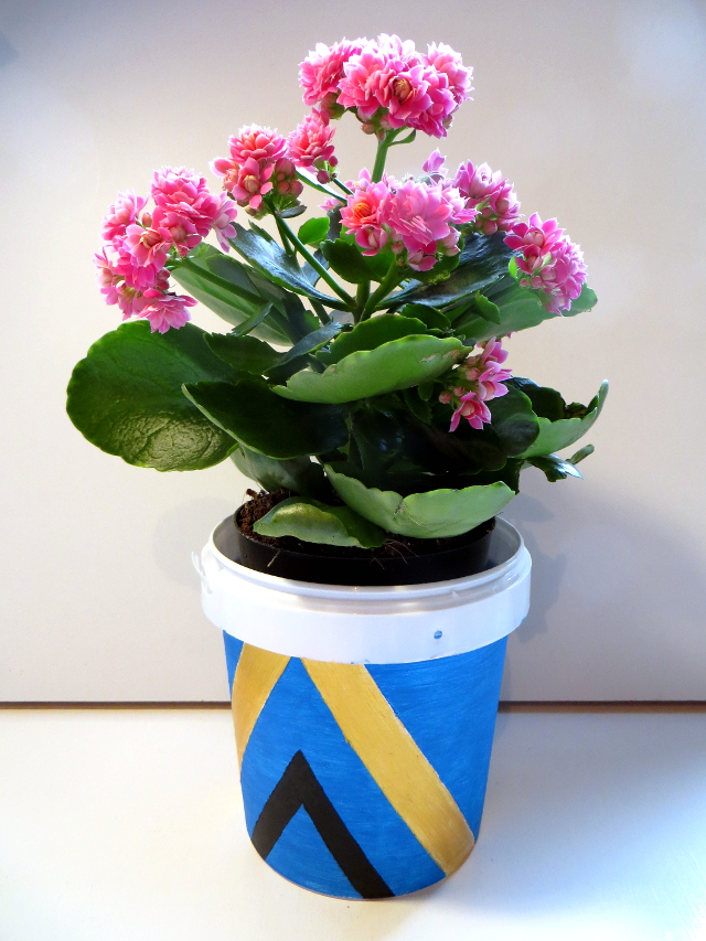 Gradient and Tribal Flower Pots Recycle DIY. Paint old yogurt buckets with acrylic paints to turn them into cute flower pots or pen holders.