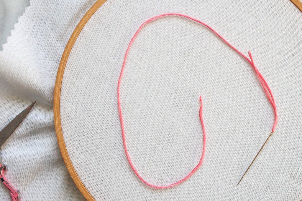 Cách luồn chỉ thêu