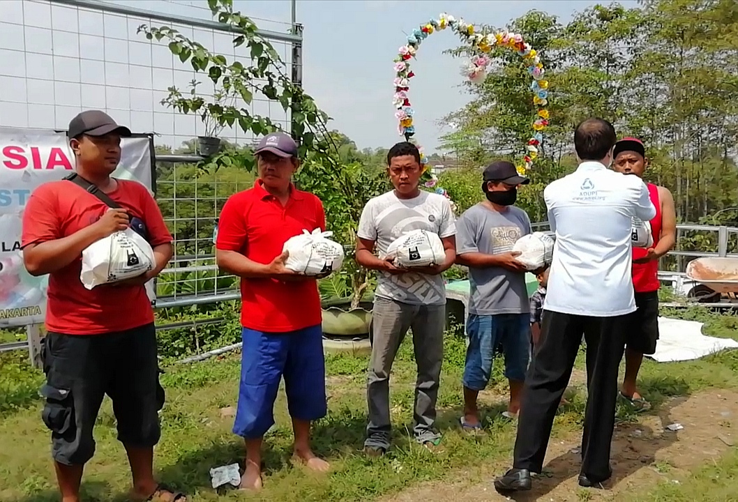 Secercah Berkah dari Sumbangan untuk Warga Pemulung di Tengah Pandemi