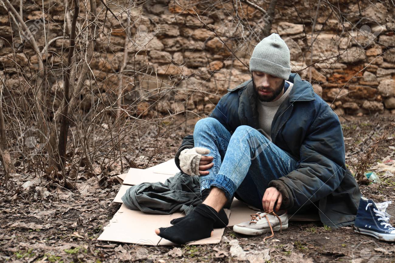 Хуже бомжа. Бедность парень. Бездомные люди безлюдные дома. Бездомный мальчик лежит на земле. Бездомные люди делают в лесу дома.