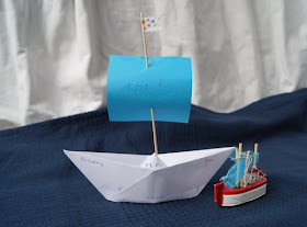 DIY: Papierschiff-Einladungen für den Kindergeburtstag basteln. Auf Küstenkidsunterwegs zeige ich Euch in einer einfachen Anleitung, wie Ihr schnell mit Papierschiffchen bzw. -booten süße maritime Einladungen für den Geburtstag Eurer Kinder bastelt. Auch toll für eine Piraten-Party!