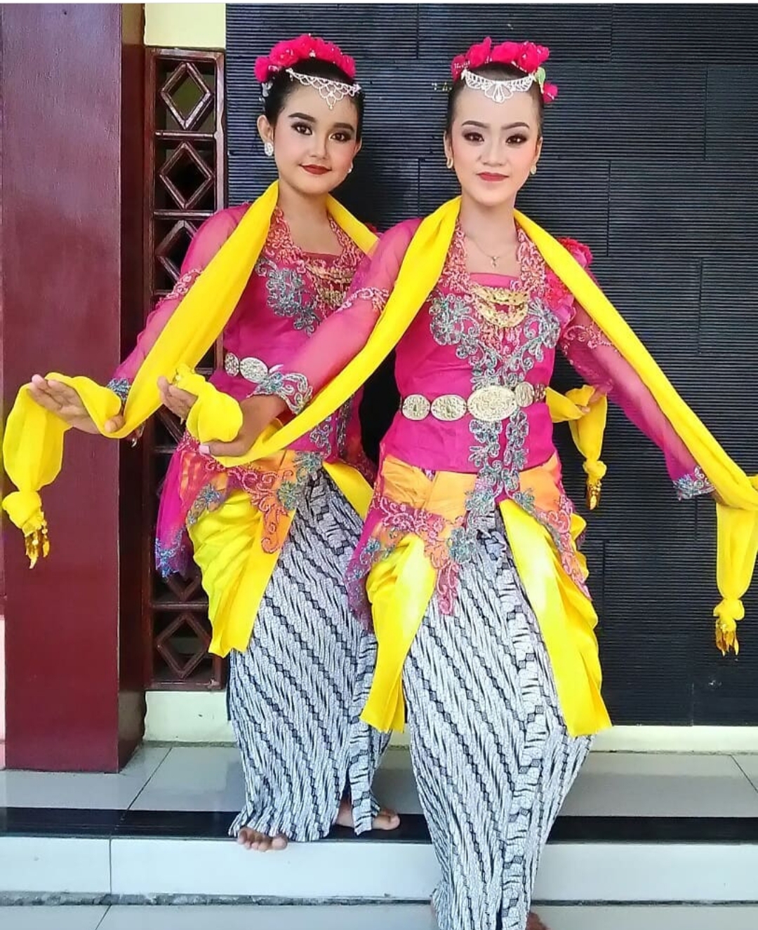 Properti Yang Digunakan Tari Pada Gambar Adalah Siti