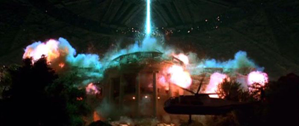 An alien destroyer destroys the White House in INDEPENDENCE DAY.