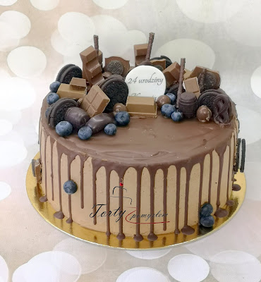 pomysł na dekoracje tortu urodzinowego