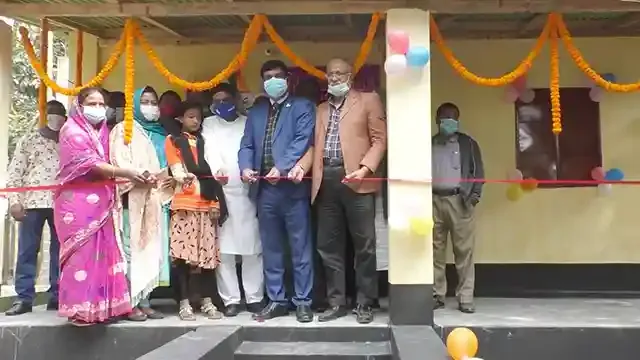 জামালপুরে প্রধানমন্ত্রীর ঘর ও দোকান পেল ভ্যান চালক শিশু শম্পা