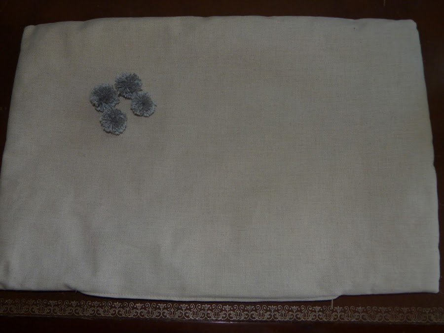 isabelvintage-vintage-almohadon-pompones-estarcido