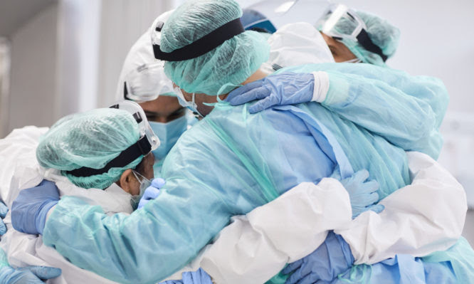 Καθηγητής φαρμακολογίας: Ο νέος χρόνος φοβάμαι ότι θα φέρει 5.000 κρούσματα τη μέρα και 15.000 νεκρούς