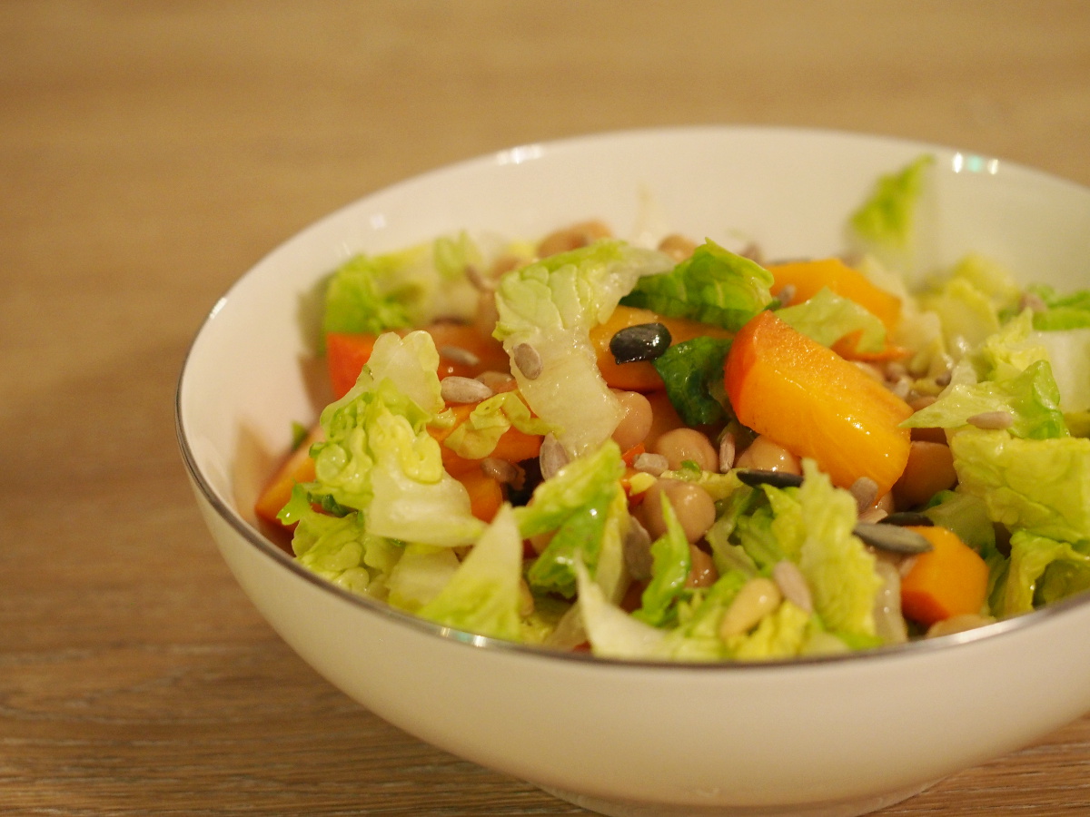 Salat mit Kaki und Kichererbsen (3 Portionen)