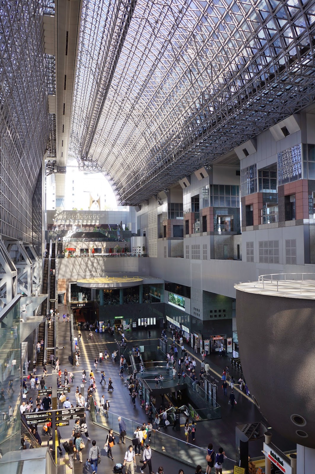 日本 五月 Mai au Japon La gare de Kyôtô en pleine ville, entre plaines et